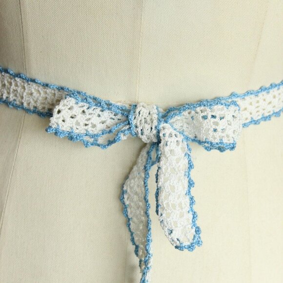 Vintage 1950s 1960s Half Apron, Crocheted in White and Blue,  Retro Kitchen - Picture 9 of 10